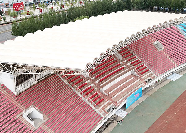 膜結構看(kàn)台以其獨具特色的(de)建築形式和(hé)大(dà)跨度的(de)設計(jì)在體(tǐ)育場(chǎng)館、公共廣場(chǎng)和(hé)高(gāo)爾夫球場(chǎng)等場(chǎng)所中得(de)到(dào)廣泛應用(yòng)!