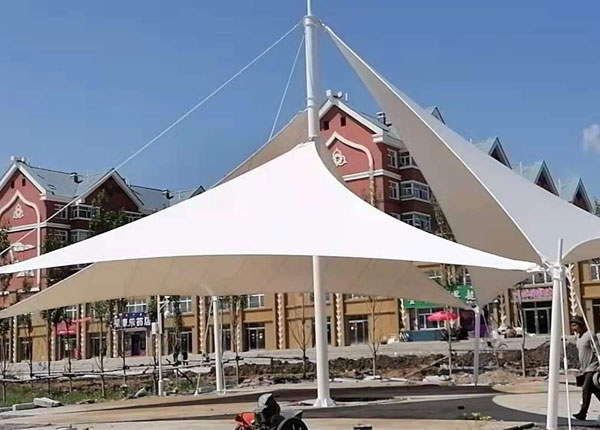 張拉膜結構遮陽棚廠(chǎng)家(jiā)，艮一(yī)膜結構棚業(yè)提供物(wù)美(měi)價廉的(de)戶外(wài)遮陽解決方案！