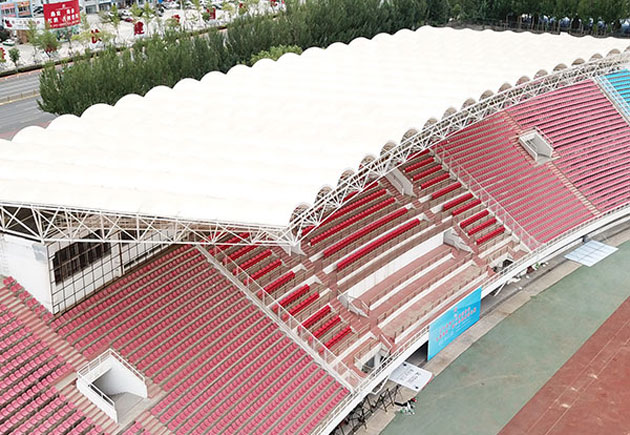 安裝工(gōng)人(rén)進行(xíng)膜結構施工(gōng)所需施工(gōng)面積